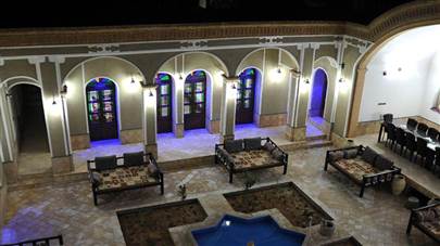 حیاط هتل سنتی دوستانه یزد